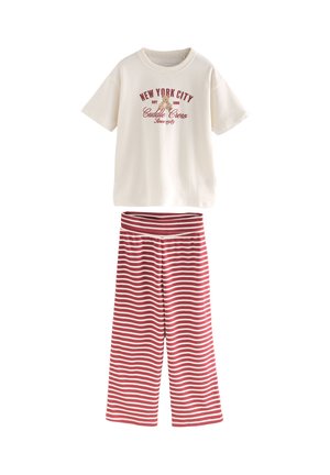 Bawełniany t-shirt z krótkim rękawem w kolorze kremowym z czerwonym nadrukiem; pasujące szerokie spodnie w czerwono-białe paski z elastycznym paskiem w talii.