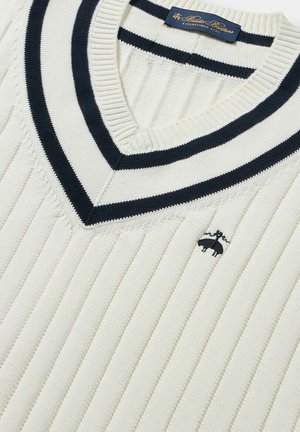 Witte gebreide trui met marineblauwe horizontale strepen op de V-hals en ribbeltekstuur. Heeft een klein geborduurd logo in marineblauw.