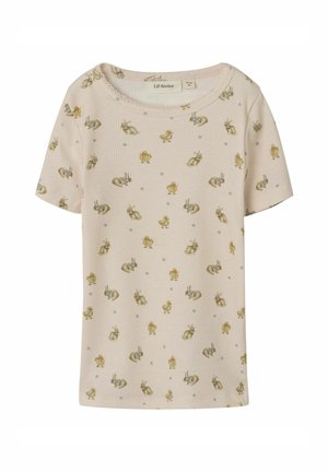 Helles rosa Kurzarm-T-Shirt mit geripptem Muster, verziert mit einem Motiv aus kleinen Kaninchen und Küken, akzentuiert von blauen Blumen.