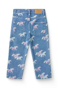 Denim jeans med en blå vask, der har et farverigt enhjørning-tryk i pink og hvid. Designet inkluderer to baglommer og et mærkelabel.