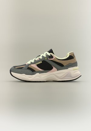 Muška sportska tenisica s crnim, sivim, ružičastim i bež panelima, bijelim vezicama, debelim bijelim potplatom i oznakom "GAP EST. 1969".