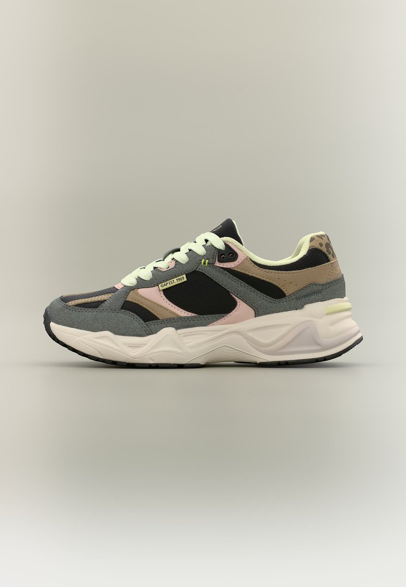 Baskets de sport pour hommes avec panneaux noirs, gris, roses et beige, lacets blancs, semelle blanche épaisse, et étiquette "GAP EST. 1969".