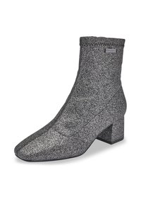 Botín brilloso plateado hecho de textil, cuenta con una silueta de punta afilada, un tacón cuadrado y un tobillo elástico para un ajuste ceñido.