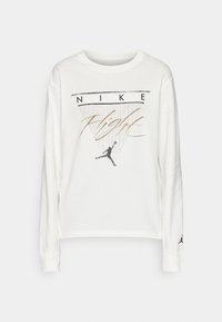 Weißer Langarm-Pullover mit Rundhalsausschnitt, der ein grafisches Design von "Nike" und eine Silhouette auf der Vorderseite sowie ein Emblem am Ärmel zeigt.