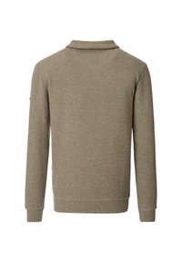 Beżowy sweter z prążkowanej dzianiny z kołnierzem z zagięciem i długimi rękawami. Posiada subtelną teksturę i dopasowaną talię.