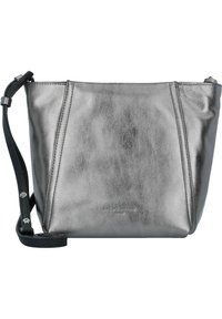 Metallisch silberne Handtasche mit weicher Textur, angularen Nähten, einem abnehmbaren schwarzen Tragegurt und geprägtem Branding auf der Vorderseite.