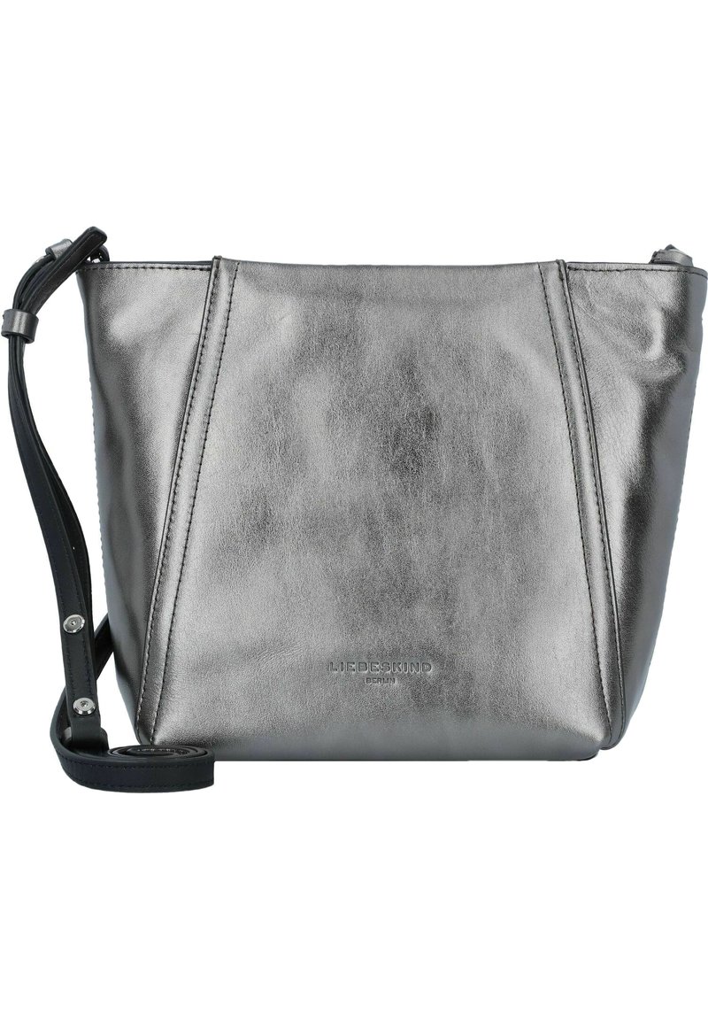 Metallisch silberne Handtasche mit weicher Textur, angularen Nähten, einem abnehmbaren schwarzen Tragegurt und geprägtem Branding auf der Vorderseite.