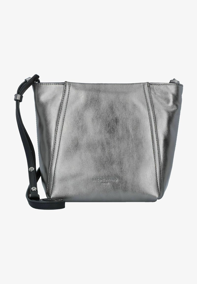 Sac à main en métal argenté avec une texture douce, présentant des coutures angulaires, une bandoulière noire amovible et un logo embossé à l'avant.