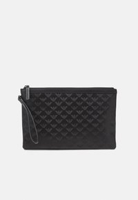 Svart dragkedja handledsväska med präglat upprepande örnlogomönster och läderhandledsrem på vit bakgrund.