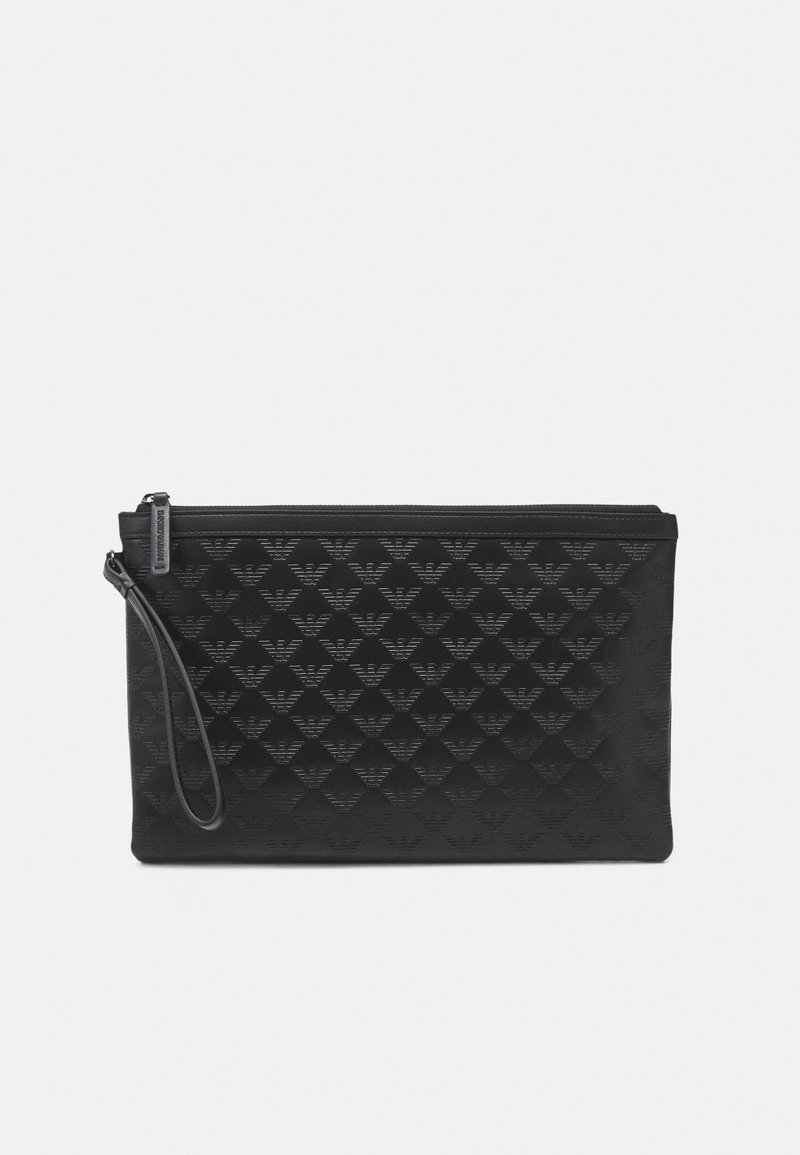 Svart dragkedja handledsväska med präglat upprepande örnlogomönster och läderhandledsrem på vit bakgrund.