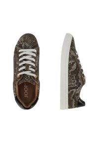 Baskets brunes texturées avec un motif de serpent, lacets blancs et un accent de talon noir. Intérieur brun avec le logo de la marque visible.