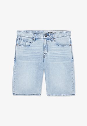 Shorts en jean bleu clair avec bouton et fermeture éclair à l'avant, passants pour ceinture, poches avant et poche monnaie, présentés sur fond blanc.