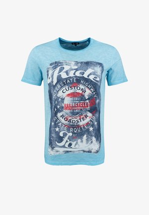 Helles blaues T-Shirt mit kurzen Ärmeln aus weichem Material, das ein grafisches Motiv eines Vintage-Motorrads in Rot, Weiß und Blau mit abgenutzten Details zeigt.