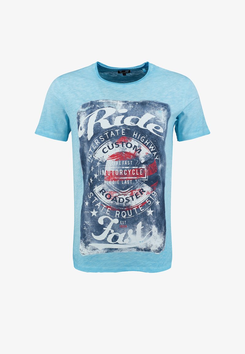 Lichtblauwe t-shirt met korte mouwen, gemaakt van zacht materiaal, met een vintage motorfietsprint in rood, wit en blauw met versleten details.