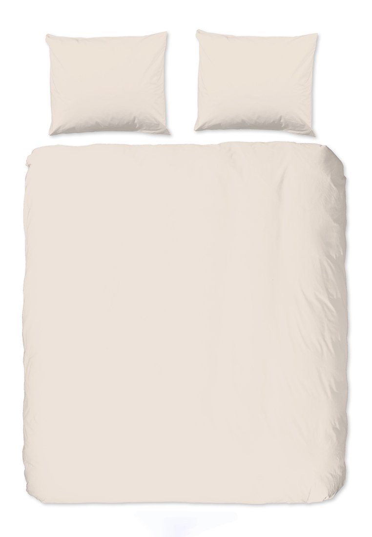 Juego de funda nórdica en beige claro, con una textura suave; incluye una funda nórdica y dos fundas de almohada a juego. Diseño rectangular simple.