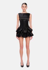 Vestido mini de satén negro con un corsé ajustado y falda de volantes en capas. Presenta un escote redondo y diseño sin mangas, resaltando una textura suave.