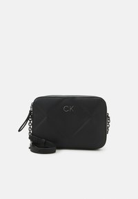 Borsa a tracolla trapuntata nera con texture liscia, hardware a catena e logo in rilievo. Presenta una tracolla rimovibile e una forma rettangolare.