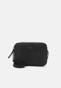 Calvin Klein - RE LOCK QUILT CAMERA BAG - Torba čez telo - black Miniaturna slika 1