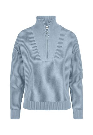 Hellblauer gerippter Strickpullover mit hohem Halb-Reißverschlusskragen und langen Ärmeln, mit einem Reißverschlussanhänger in Ringform.