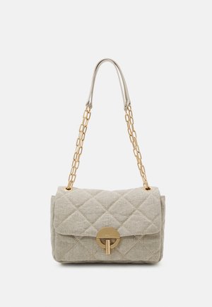 Beige gesteppte Handtasche mit einem goldenen Kettenriemen und rundem goldenen Drehverschluss auf der Vorderklappe.