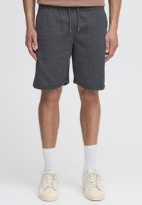 Grå bomuldsblandingsshorts med elastisk talje og snøre. Har sidelommer og en afslappet pasform.