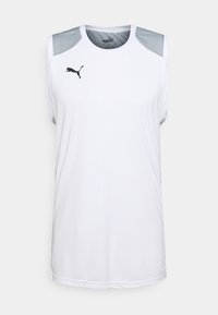 Camiseta atlética sin mangas blanca con acentos en gris en los hombros y un logo de Puma negro en el pecho. Tejido suave, corte relajado y diseño básico.
