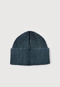 Tumehall ja helesinine kootud beanies müts, millel on volditud ääre, esitlemisel lihtsal valgel taustal.