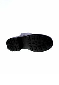 Semelle de botte en caoutchouc noir avec de profonds rainures et une surface texturée. Présente des motifs en triangle et en losange pour l'adhérence.