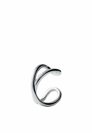 Anillo abierto de plata pulida con un diseño moderno de doble curva fluida sobre un fondo blanco.