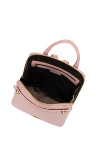 Sac à main en cuir rose avec une ouverture zippée, des poches intérieures et des accessoires en métal doré. Surface texturée avec un intérieur lisse.