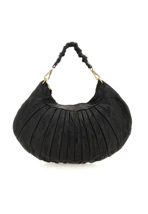 Borsa a mano in pelle nera con design plissettato, texture morbida e tracolla arricciata. Presenta dettagli in metallo dorato e una forma curva.