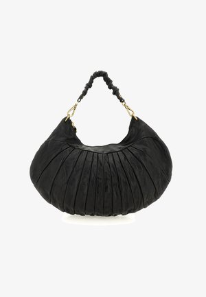 Borsa a mano in pelle nera con design plissettato, texture morbida e tracolla arricciata. Presenta dettagli in metallo dorato e una forma curva.