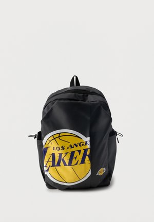 Čierny batoh s veľkým žltým basketbalovým logom Los Angeles Lakers a menším logom na prednom vrecku na bielom pozadí.