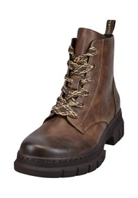 Bruine leren enkelboot met textuurafwerking, ronde neus en dikke rubberen zool. Heeft bruin en crèmekleurige gevlochten veters en een trekloop.