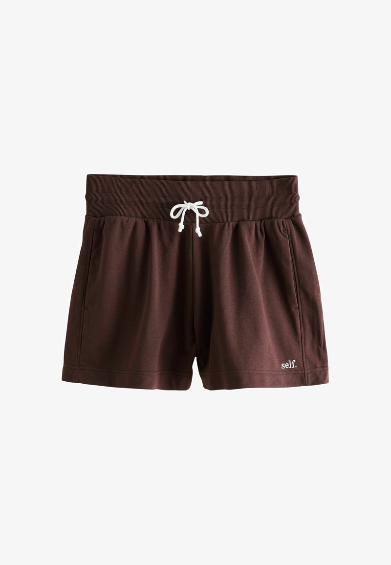 Pantalones cortos marrones con cintura elástica, cordón blanco, bolsillos laterales y pequeño logo blanco "self." en la parte inferior derecha de la pierna.