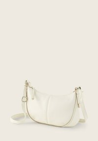 Borsa a spalla in pelle bianca con design curvo, superficie testurizzata e tracolla regolabile. Include dettagli di cucitura e una chiusura a zip.