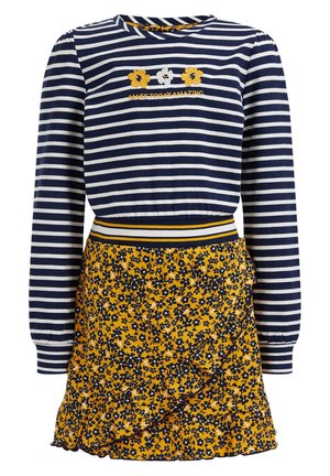 Granatowo-biała bluzka w paski z długim rękawem, zdobiona haftowanymi żółtymi i białymi kwiatami oraz napisem "MAKE TODAY AMAZING", zestawiona z żółtą spódnicą w kwiaty z falbanami.