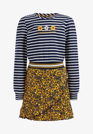 Haut à manches longues rayé bleu marine et blanc avec des fleurs brodées jaunes et blanches et le texte "MAKE TODAY AMAZING", associé à une jupe jaune à volants à fleurs.