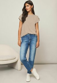Lipsy ROUND NECK  REGULAR - Základné tričko - camel