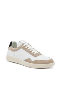 Sneaker bianche in pelle con dettagli in suede color beige, suola testurizzata e lacci bianchi piatti. Presentano perforazioni minime e una linguetta nera sul tallone.