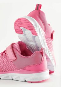 Baskets de sport roses avec tissu en maille et accents synthétiques, dotées d'un col rembourré, d'une sangle Velcro et d'une semelle en caoutchouc texturé pour une meilleure adhérence.