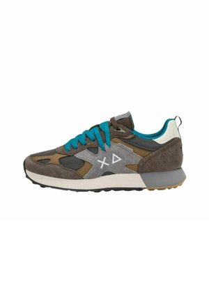Low-Top-Sneaker mit braunen, grauen und türkisfarbenen Paneelen, türkisfarbenen Schnürsenkeln, weißer Sohle und weißen Dreieck- und Kreuzsymbolen an der Seite.