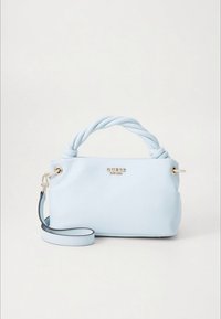 Lichtblauwe leren handtas met een gevlochten handvat, zilverkleurige metalen details en een afneembare schouderriem. Voorzien van een logo aan de voorkant. Zachte textuur.