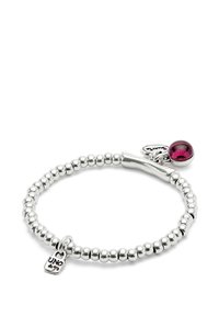 Bracelet en perles argentées avec un fermoir en barre métallique lisse et un charme rond violet avec une étiquette logo.