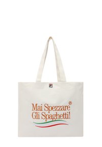 Borsa tote in tela di colore avorio con testo arancione "Mai Spezzare Gli Spaghetti!" e dettagli verdi/rossi. Presenta manici lunghi e resistenti. Logo Fila presente.