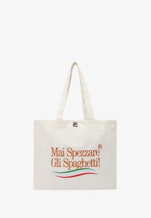 Leinen-Einkaufstasche in Off-White mit orangem Text "Mai Spezzare Gli Spaghetti!" und grünen/roten Akzenten. Verfügt über robuste, lange Tragegriffe. Fila-Logo vorhanden.