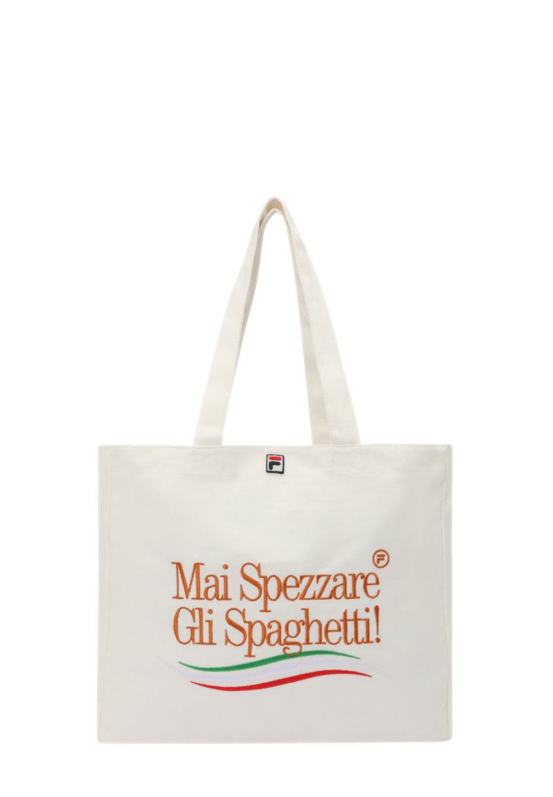 Borsa tote in tela di colore avorio con testo arancione "Mai Spezzare Gli Spaghetti!" e dettagli verdi/rossi. Presenta manici lunghi e resistenti. Logo Fila presente.