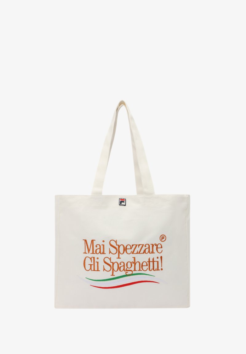 Canvas tas in off-white met oranje tekst "Mai Spezzare Gli Spaghetti!" en groene/rode accenten. Heeft stevige, lange handvatten. Fila-logo aanwezig.