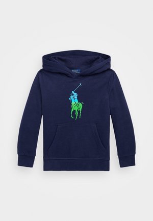 Navyblauwe hoodie met voorzak en een levendige groene en blauwe polo speler grafiek. Katoenen materiaal met een zachte textuur.