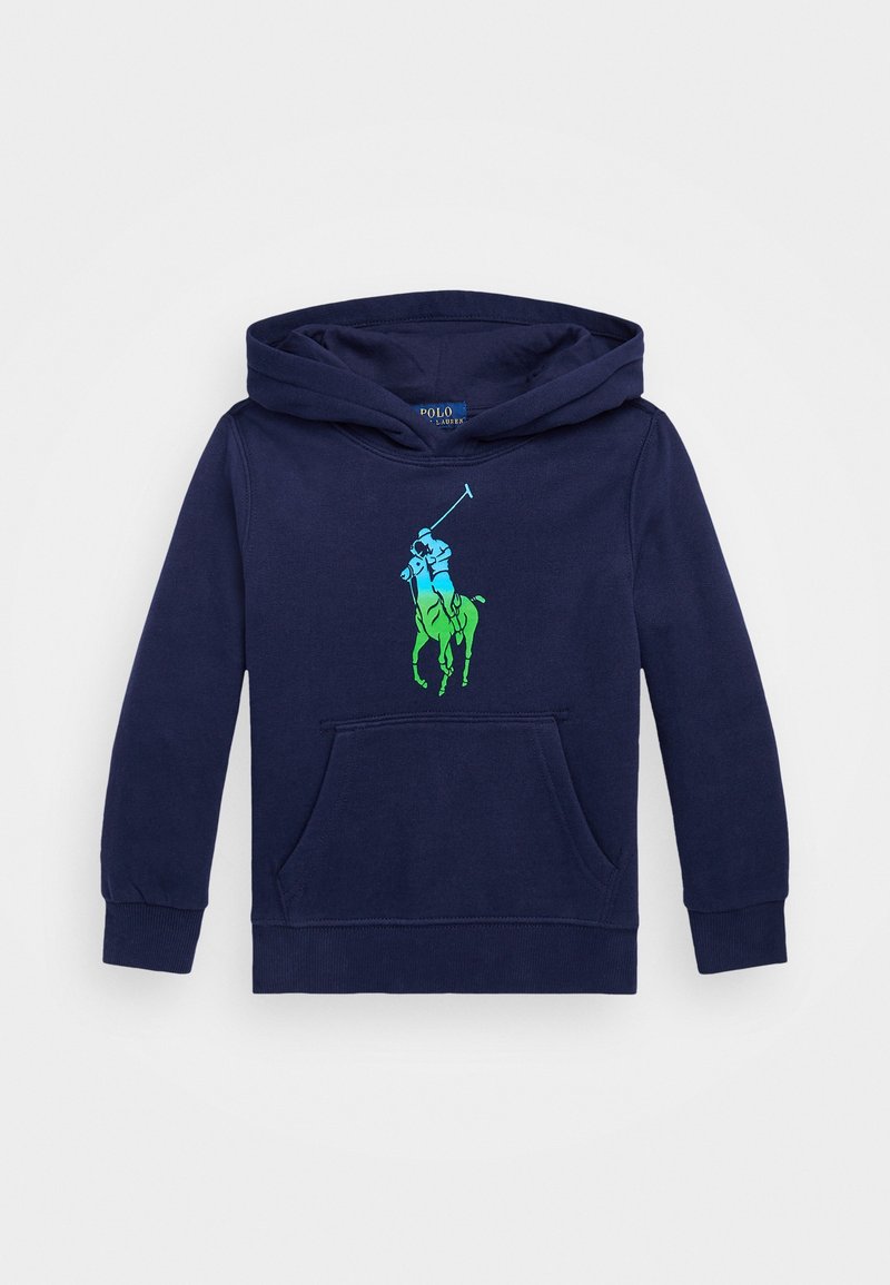 Sweatshirt à capuche bleu marine avec poche avant et motif de joueur de polo vibrant en vert et bleu. Matériau en coton avec une texture douce.